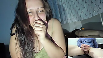 Uma esposa travessa assiste a um estranho se dar prazer enquanto seu marido dorme ao seu lado na webcam