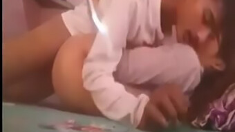 Kekasih India Kecil Mendapat Creampie Pantat Besar