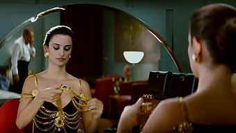 Penelope Cruz En Un Abrazo Apasionado Con Grandes Tetas Naturales