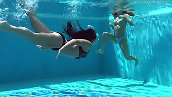 Ragazze Americane Nuotano Nude In Piscina