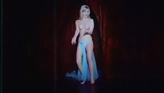 Vintage Topless Dance Performance Misirlou Z Drażniącymi Ruchami