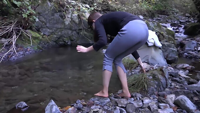 Plongez dans la rivière glacée pendant l'hiver glacial et vivez la sensation frissonnante