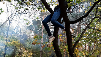 Ein Mädchen Gibt Sich Der Bekleideten Masturbation Hin, Indem Sie Auf Einen Baum Klettert Und Ihre Muschi Reibt - Lesben-Illusion