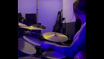 ¡comprobación De Realidad! El Ritmo Rebotando De Una Sexy Baterista De Grandes Tetas