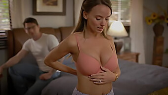 Una MILF de tetas naturales recibe un masaje sensual de su hijastro.