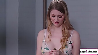 Serena Blair Se Prepusti Fetišu Stopal In Lezbičnemu Seksu S Svojo Polsestro V Sobi Za Pobeg