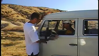 Un Groupe De Voyage Se Laisse Aller Au Plaisir Mutuel Sur Une Plage Nue