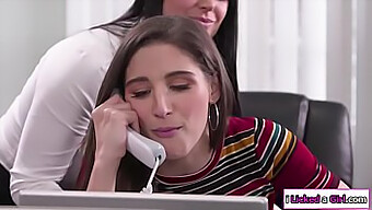 Lesbian Milf Dan Latina Menggunakan Mainan Seks Pada Seorang Pria Di Kantor