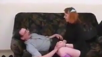 Beau-père est excité en regardant les fesses d'une jeune fille