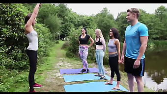 La Erección Del Chulazo Británico Durante El Yoga