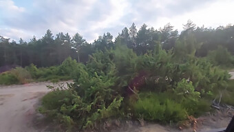 Amateur-Tschechen-Mädchen Spritzt Ab, Während Sie Auf Einem Öffentlichen Parkplatz In Der Nähe Des Strandes Gefingert Wird