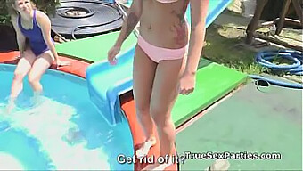 Garotas adolescentes vestidas de biquíni ficam safadas na piscina em um quarteto