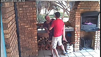 Video casero real de la infidelidad de su esposa capturado en una cámara de CCTV al aire libre