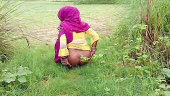 Une Grosse Bite Noire Rencontre De Gros Seins Naturels Dans Une Scène De Sexe Indien En Plein Air