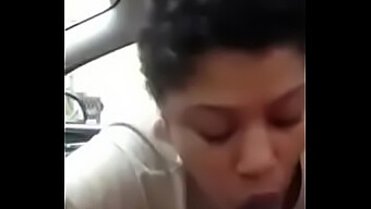 Remaja 18+ memberikan blowjob di dalam kereta.