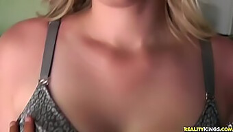 POV blowjob fra en liten blondine på gata