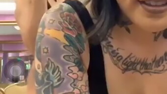 Getatoeëerde Aziatische Vrouw Twerkt Op Periscope Voor Volgers