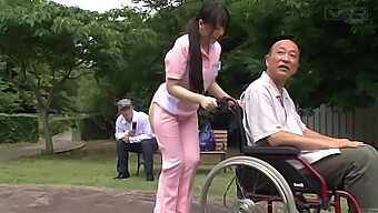 Una Extraña Enfermera Japonesa Con Uniforme Se Besa Y Se Expone En Público