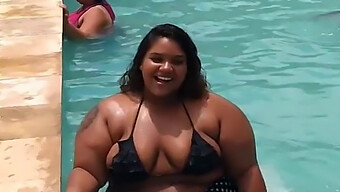 Belleza Negra Voluptuosa Muestra Sus Curvas Masivas En La Piscina