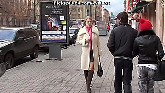 Eine Brünette In High Heels Bekommt Einen Blowjob Und Einen Dreier In Einer Öffentlichen Toilette