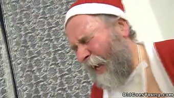 Papai Noel Entrega Um Presente De Natal Neste Vídeo Quente