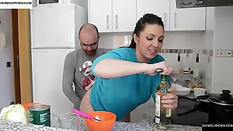 Pareja Amateur Se Pone Traviesa En La Cocina Con Un Video Casero De Sexo